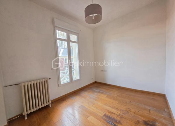 MAISON DE CARACTÈRE, 7 CHAMBRES AVEC JARDIN ET STATIONNEMENT… EN PLEIN CENTRE DE SAINT-QUENTIN !
Trouver une maison offrant autant d'espace tout en restant à quelques pas du cœur de ville, ce n'est pas si courant.
Derrière sa façade, cette maison développe environ 211 m² habitables et propose une configuration particulièrement adaptée à une grande famille.
Le rez-de-chaussée s'organise autour d'une entrée qui donne immédiatement le ton, avec son bel escalier en bois et ses volumes généreux. Vous y trouverez un double séjour traversant, une cuisine avec espace repas, une buanderie ainsi que des toilettes. La véranda, baignée de lumière, constitue une véritable pièce supplémentaire où il fait bon se poser tout en profitant du jardin.
Les deux étages accueillent chacun trois chambres. Le premier dispose d'une salle de bains avec baignoire et douche, tandis que le second bénéficie d'une salle d'eau avec douche. Des toilettes sont présentes à chaque niveau.
Tout en haut, une vaste pièce sous combles vient compléter l'ensemble. Chambre supplémentaire, salle de jeux pour les enfants, espace cinéma, bureau… chacun pourra facilement lui imaginer une utilisation.
Et parce qu'une grande maison mérite aussi de nombreux espaces de rangement, vous disposerez également d'une cave comprenant plusieurs pièces.
Côté extérieur, le jardin permet de profiter des beaux jours tout en restant au cœur de Saint-Quentin.
Autre avantage particulièrement appréciable pour cette localisation : la possibilité de stationner plusieurs véhicules sur la propriété, grâce à un espace couvert complété par un garage.
Une maison qui conviendra aussi bien à une famille nombreuse qu'à des acquéreurs à la recherche de volumes, de chambres et d'une vraie vie de centre-ville.
Vous cherchez de l'espace sans renoncer à la proximité des commerces et des commodités ? Cette maison mérite votre attention.