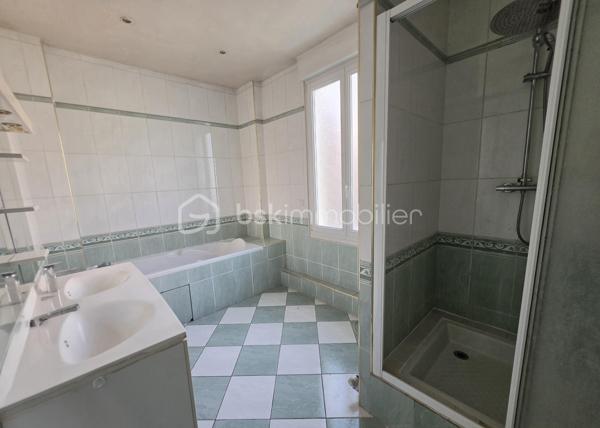 MAISON DE CARACTÈRE, 7 CHAMBRES AVEC JARDIN ET STATIONNEMENT… EN PLEIN CENTRE DE SAINT-QUENTIN !
Trouver une maison offrant autant d'espace tout en restant à quelques pas du cœur de ville, ce n'est pas si courant.
Derrière sa façade, cette maison développe environ 211 m² habitables et propose une configuration particulièrement adaptée à une grande famille.
Le rez-de-chaussée s'organise autour d'une entrée qui donne immédiatement le ton, avec son bel escalier en bois et ses volumes généreux. Vous y trouverez un double séjour traversant, une cuisine avec espace repas, une buanderie ainsi que des toilettes. La véranda, baignée de lumière, constitue une véritable pièce supplémentaire où il fait bon se poser tout en profitant du jardin.
Les deux étages accueillent chacun trois chambres. Le premier dispose d'une salle de bains avec baignoire et douche, tandis que le second bénéficie d'une salle d'eau avec douche. Des toilettes sont présentes à chaque niveau.
Tout en haut, une vaste pièce sous combles vient compléter l'ensemble. Chambre supplémentaire, salle de jeux pour les enfants, espace cinéma, bureau… chacun pourra facilement lui imaginer une utilisation.
Et parce qu'une grande maison mérite aussi de nombreux espaces de rangement, vous disposerez également d'une cave comprenant plusieurs pièces.
Côté extérieur, le jardin permet de profiter des beaux jours tout en restant au cœur de Saint-Quentin.
Autre avantage particulièrement appréciable pour cette localisation : la possibilité de stationner plusieurs véhicules sur la propriété, grâce à un espace couvert complété par un garage.
Une maison qui conviendra aussi bien à une famille nombreuse qu'à des acquéreurs à la recherche de volumes, de chambres et d'une vraie vie de centre-ville.
Vous cherchez de l'espace sans renoncer à la proximité des commerces et des commodités ? Cette maison mérite votre attention.