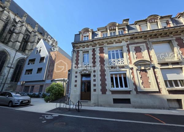 MAISON DE CARACTÈRE, 7 CHAMBRES AVEC JARDIN ET STATIONNEMENT… EN PLEIN CENTRE DE SAINT-QUENTIN !
Trouver une maison offrant autant d'espace tout en restant à quelques pas du cœur de ville, ce n'est pas si courant.
Derrière sa façade, cette maison développe environ 211 m² habitables et propose une configuration particulièrement adaptée à une grande famille.
Le rez-de-chaussée s'organise autour d'une entrée qui donne immédiatement le ton, avec son bel escalier en bois et ses volumes généreux. Vous y trouverez un double séjour traversant, une cuisine avec espace repas, une buanderie ainsi que des toilettes. La véranda, baignée de lumière, constitue une véritable pièce supplémentaire où il fait bon se poser tout en profitant du jardin.
Les deux étages accueillent chacun trois chambres. Le premier dispose d'une salle de bains avec baignoire et douche, tandis que le second bénéficie d'une salle d'eau avec douche. Des toilettes sont présentes à chaque niveau.
Tout en haut, une vaste pièce sous combles vient compléter l'ensemble. Chambre supplémentaire, salle de jeux pour les enfants, espace cinéma, bureau… chacun pourra facilement lui imaginer une utilisation.
Et parce qu'une grande maison mérite aussi de nombreux espaces de rangement, vous disposerez également d'une cave comprenant plusieurs pièces.
Côté extérieur, le jardin permet de profiter des beaux jours tout en restant au cœur de Saint-Quentin.
Autre avantage particulièrement appréciable pour cette localisation : la possibilité de stationner plusieurs véhicules sur la propriété, grâce à un espace couvert complété par un garage.
Une maison qui conviendra aussi bien à une famille nombreuse qu'à des acquéreurs à la recherche de volumes, de chambres et d'une vraie vie de centre-ville.
Vous cherchez de l'espace sans renoncer à la proximité des commerces et des commodités ? Cette maison mérite votre attention.