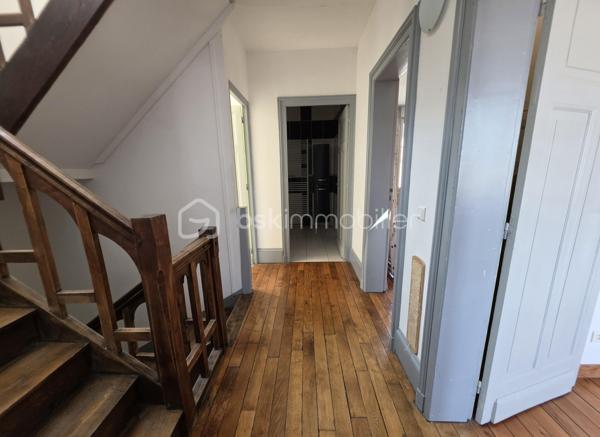 MAISON DE CARACTÈRE, 7 CHAMBRES AVEC JARDIN ET STATIONNEMENT… EN PLEIN CENTRE DE SAINT-QUENTIN !
Trouver une maison offrant autant d'espace tout en restant à quelques pas du cœur de ville, ce n'est pas si courant.
Derrière sa façade, cette maison développe environ 211 m² habitables et propose une configuration particulièrement adaptée à une grande famille.
Le rez-de-chaussée s'organise autour d'une entrée qui donne immédiatement le ton, avec son bel escalier en bois et ses volumes généreux. Vous y trouverez un double séjour traversant, une cuisine avec espace repas, une buanderie ainsi que des toilettes. La véranda, baignée de lumière, constitue une véritable pièce supplémentaire où il fait bon se poser tout en profitant du jardin.
Les deux étages accueillent chacun trois chambres. Le premier dispose d'une salle de bains avec baignoire et douche, tandis que le second bénéficie d'une salle d'eau avec douche. Des toilettes sont présentes à chaque niveau.
Tout en haut, une vaste pièce sous combles vient compléter l'ensemble. Chambre supplémentaire, salle de jeux pour les enfants, espace cinéma, bureau… chacun pourra facilement lui imaginer une utilisation.
Et parce qu'une grande maison mérite aussi de nombreux espaces de rangement, vous disposerez également d'une cave comprenant plusieurs pièces.
Côté extérieur, le jardin permet de profiter des beaux jours tout en restant au cœur de Saint-Quentin.
Autre avantage particulièrement appréciable pour cette localisation : la possibilité de stationner plusieurs véhicules sur la propriété, grâce à un espace couvert complété par un garage.
Une maison qui conviendra aussi bien à une famille nombreuse qu'à des acquéreurs à la recherche de volumes, de chambres et d'une vraie vie de centre-ville.
Vous cherchez de l'espace sans renoncer à la proximité des commerces et des commodités ? Cette maison mérite votre attention.
