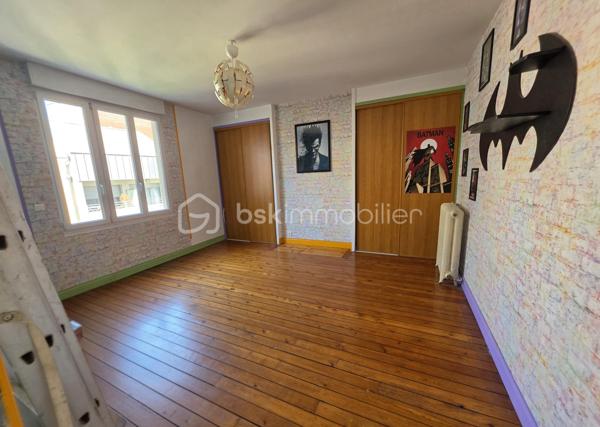 MAISON DE CARACTÈRE, 7 CHAMBRES AVEC JARDIN ET STATIONNEMENT… EN PLEIN CENTRE DE SAINT-QUENTIN !
Trouver une maison offrant autant d'espace tout en restant à quelques pas du cœur de ville, ce n'est pas si courant.
Derrière sa façade, cette maison développe environ 211 m² habitables et propose une configuration particulièrement adaptée à une grande famille.
Le rez-de-chaussée s'organise autour d'une entrée qui donne immédiatement le ton, avec son bel escalier en bois et ses volumes généreux. Vous y trouverez un double séjour traversant, une cuisine avec espace repas, une buanderie ainsi que des toilettes. La véranda, baignée de lumière, constitue une véritable pièce supplémentaire où il fait bon se poser tout en profitant du jardin.
Les deux étages accueillent chacun trois chambres. Le premier dispose d'une salle de bains avec baignoire et douche, tandis que le second bénéficie d'une salle d'eau avec douche. Des toilettes sont présentes à chaque niveau.
Tout en haut, une vaste pièce sous combles vient compléter l'ensemble. Chambre supplémentaire, salle de jeux pour les enfants, espace cinéma, bureau… chacun pourra facilement lui imaginer une utilisation.
Et parce qu'une grande maison mérite aussi de nombreux espaces de rangement, vous disposerez également d'une cave comprenant plusieurs pièces.
Côté extérieur, le jardin permet de profiter des beaux jours tout en restant au cœur de Saint-Quentin.
Autre avantage particulièrement appréciable pour cette localisation : la possibilité de stationner plusieurs véhicules sur la propriété, grâce à un espace couvert complété par un garage.
Une maison qui conviendra aussi bien à une famille nombreuse qu'à des acquéreurs à la recherche de volumes, de chambres et d'une vraie vie de centre-ville.
Vous cherchez de l'espace sans renoncer à la proximité des commerces et des commodités ? Cette maison mérite votre attention.