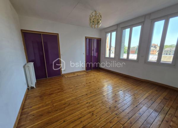 MAISON DE CARACTÈRE, 7 CHAMBRES AVEC JARDIN ET STATIONNEMENT… EN PLEIN CENTRE DE SAINT-QUENTIN !
Trouver une maison offrant autant d'espace tout en restant à quelques pas du cœur de ville, ce n'est pas si courant.
Derrière sa façade, cette maison développe environ 211 m² habitables et propose une configuration particulièrement adaptée à une grande famille.
Le rez-de-chaussée s'organise autour d'une entrée qui donne immédiatement le ton, avec son bel escalier en bois et ses volumes généreux. Vous y trouverez un double séjour traversant, une cuisine avec espace repas, une buanderie ainsi que des toilettes. La véranda, baignée de lumière, constitue une véritable pièce supplémentaire où il fait bon se poser tout en profitant du jardin.
Les deux étages accueillent chacun trois chambres. Le premier dispose d'une salle de bains avec baignoire et douche, tandis que le second bénéficie d'une salle d'eau avec douche. Des toilettes sont présentes à chaque niveau.
Tout en haut, une vaste pièce sous combles vient compléter l'ensemble. Chambre supplémentaire, salle de jeux pour les enfants, espace cinéma, bureau… chacun pourra facilement lui imaginer une utilisation.
Et parce qu'une grande maison mérite aussi de nombreux espaces de rangement, vous disposerez également d'une cave comprenant plusieurs pièces.
Côté extérieur, le jardin permet de profiter des beaux jours tout en restant au cœur de Saint-Quentin.
Autre avantage particulièrement appréciable pour cette localisation : la possibilité de stationner plusieurs véhicules sur la propriété, grâce à un espace couvert complété par un garage.
Une maison qui conviendra aussi bien à une famille nombreuse qu'à des acquéreurs à la recherche de volumes, de chambres et d'une vraie vie de centre-ville.
Vous cherchez de l'espace sans renoncer à la proximité des commerces et des commodités ? Cette maison mérite votre attention.