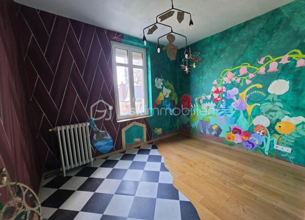 MAISON DE CARACTÈRE, 7 CHAMBRES AVEC JARDIN ET STATIONNEMENT… EN PLEIN CENTRE DE SAINT-QUENTIN !
Trouver une maison offrant autant d'espace tout en restant à quelques pas du cœur de ville, ce n'est pas si courant.
Derrière sa façade, cette maison développe environ 211 m² habitables et propose une configuration particulièrement adaptée à une grande famille.
Le rez-de-chaussée s'organise autour d'une entrée qui donne immédiatement le ton, avec son bel escalier en bois et ses volumes généreux. Vous y trouverez un double séjour traversant, une cuisine avec espace repas, une buanderie ainsi que des toilettes. La véranda, baignée de lumière, constitue une véritable pièce supplémentaire où il fait bon se poser tout en profitant du jardin.
Les deux étages accueillent chacun trois chambres. Le premier dispose d'une salle de bains avec baignoire et douche, tandis que le second bénéficie d'une salle d'eau avec douche. Des toilettes sont présentes à chaque niveau.
Tout en haut, une vaste pièce sous combles vient compléter l'ensemble. Chambre supplémentaire, salle de jeux pour les enfants, espace cinéma, bureau… chacun pourra facilement lui imaginer une utilisation.
Et parce qu'une grande maison mérite aussi de nombreux espaces de rangement, vous disposerez également d'une cave comprenant plusieurs pièces.
Côté extérieur, le jardin permet de profiter des beaux jours tout en restant au cœur de Saint-Quentin.
Autre avantage particulièrement appréciable pour cette localisation : la possibilité de stationner plusieurs véhicules sur la propriété, grâce à un espace couvert complété par un garage.
Une maison qui conviendra aussi bien à une famille nombreuse qu'à des acquéreurs à la recherche de volumes, de chambres et d'une vraie vie de centre-ville.
Vous cherchez de l'espace sans renoncer à la proximité des commerces et des commodités ? Cette maison mérite votre attention.