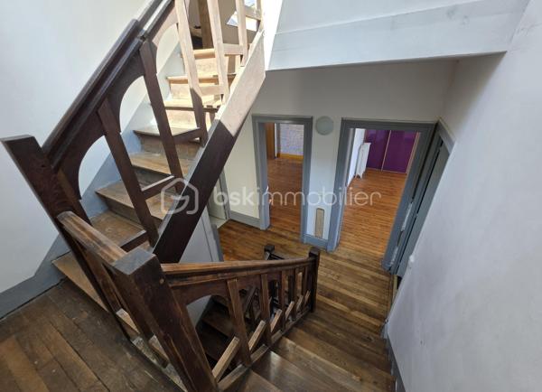 MAISON DE CARACTÈRE, 7 CHAMBRES AVEC JARDIN ET STATIONNEMENT… EN PLEIN CENTRE DE SAINT-QUENTIN !
Trouver une maison offrant autant d'espace tout en restant à quelques pas du cœur de ville, ce n'est pas si courant.
Derrière sa façade, cette maison développe environ 211 m² habitables et propose une configuration particulièrement adaptée à une grande famille.
Le rez-de-chaussée s'organise autour d'une entrée qui donne immédiatement le ton, avec son bel escalier en bois et ses volumes généreux. Vous y trouverez un double séjour traversant, une cuisine avec espace repas, une buanderie ainsi que des toilettes. La véranda, baignée de lumière, constitue une véritable pièce supplémentaire où il fait bon se poser tout en profitant du jardin.
Les deux étages accueillent chacun trois chambres. Le premier dispose d'une salle de bains avec baignoire et douche, tandis que le second bénéficie d'une salle d'eau avec douche. Des toilettes sont présentes à chaque niveau.
Tout en haut, une vaste pièce sous combles vient compléter l'ensemble. Chambre supplémentaire, salle de jeux pour les enfants, espace cinéma, bureau… chacun pourra facilement lui imaginer une utilisation.
Et parce qu'une grande maison mérite aussi de nombreux espaces de rangement, vous disposerez également d'une cave comprenant plusieurs pièces.
Côté extérieur, le jardin permet de profiter des beaux jours tout en restant au cœur de Saint-Quentin.
Autre avantage particulièrement appréciable pour cette localisation : la possibilité de stationner plusieurs véhicules sur la propriété, grâce à un espace couvert complété par un garage.
Une maison qui conviendra aussi bien à une famille nombreuse qu'à des acquéreurs à la recherche de volumes, de chambres et d'une vraie vie de centre-ville.
Vous cherchez de l'espace sans renoncer à la proximité des commerces et des commodités ? Cette maison mérite votre attention.