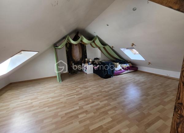 MAISON DE CARACTÈRE, 7 CHAMBRES AVEC JARDIN ET STATIONNEMENT… EN PLEIN CENTRE DE SAINT-QUENTIN !
Trouver une maison offrant autant d'espace tout en restant à quelques pas du cœur de ville, ce n'est pas si courant.
Derrière sa façade, cette maison développe environ 211 m² habitables et propose une configuration particulièrement adaptée à une grande famille.
Le rez-de-chaussée s'organise autour d'une entrée qui donne immédiatement le ton, avec son bel escalier en bois et ses volumes généreux. Vous y trouverez un double séjour traversant, une cuisine avec espace repas, une buanderie ainsi que des toilettes. La véranda, baignée de lumière, constitue une véritable pièce supplémentaire où il fait bon se poser tout en profitant du jardin.
Les deux étages accueillent chacun trois chambres. Le premier dispose d'une salle de bains avec baignoire et douche, tandis que le second bénéficie d'une salle d'eau avec douche. Des toilettes sont présentes à chaque niveau.
Tout en haut, une vaste pièce sous combles vient compléter l'ensemble. Chambre supplémentaire, salle de jeux pour les enfants, espace cinéma, bureau… chacun pourra facilement lui imaginer une utilisation.
Et parce qu'une grande maison mérite aussi de nombreux espaces de rangement, vous disposerez également d'une cave comprenant plusieurs pièces.
Côté extérieur, le jardin permet de profiter des beaux jours tout en restant au cœur de Saint-Quentin.
Autre avantage particulièrement appréciable pour cette localisation : la possibilité de stationner plusieurs véhicules sur la propriété, grâce à un espace couvert complété par un garage.
Une maison qui conviendra aussi bien à une famille nombreuse qu'à des acquéreurs à la recherche de volumes, de chambres et d'une vraie vie de centre-ville.
Vous cherchez de l'espace sans renoncer à la proximité des commerces et des commodités ? Cette maison mérite votre attention.