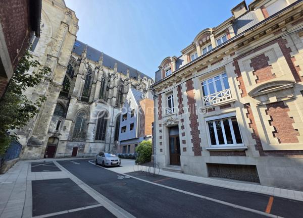 MAISON DE CARACTÈRE, 7 CHAMBRES AVEC JARDIN ET STATIONNEMENT… EN PLEIN CENTRE DE SAINT-QUENTIN !
Trouver une maison offrant autant d'espace tout en restant à quelques pas du cœur de ville, ce n'est pas si courant.
Derrière sa façade, cette maison développe environ 211 m² habitables et propose une configuration particulièrement adaptée à une grande famille.
Le rez-de-chaussée s'organise autour d'une entrée qui donne immédiatement le ton, avec son bel escalier en bois et ses volumes généreux. Vous y trouverez un double séjour traversant, une cuisine avec espace repas, une buanderie ainsi que des toilettes. La véranda, baignée de lumière, constitue une véritable pièce supplémentaire où il fait bon se poser tout en profitant du jardin.
Les deux étages accueillent chacun trois chambres. Le premier dispose d'une salle de bains avec baignoire et douche, tandis que le second bénéficie d'une salle d'eau avec douche. Des toilettes sont présentes à chaque niveau.
Tout en haut, une vaste pièce sous combles vient compléter l'ensemble. Chambre supplémentaire, salle de jeux pour les enfants, espace cinéma, bureau… chacun pourra facilement lui imaginer une utilisation.
Et parce qu'une grande maison mérite aussi de nombreux espaces de rangement, vous disposerez également d'une cave comprenant plusieurs pièces.
Côté extérieur, le jardin permet de profiter des beaux jours tout en restant au cœur de Saint-Quentin.
Autre avantage particulièrement appréciable pour cette localisation : la possibilité de stationner plusieurs véhicules sur la propriété, grâce à un espace couvert complété par un garage.
Une maison qui conviendra aussi bien à une famille nombreuse qu'à des acquéreurs à la recherche de volumes, de chambres et d'une vraie vie de centre-ville.
Vous cherchez de l'espace sans renoncer à la proximité des commerces et des commodités ? Cette maison mérite votre attention.