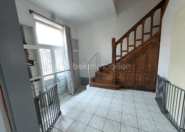 MAISON DE CARACTÈRE, 7 CHAMBRES AVEC JARDIN ET STATIONNEMENT… EN PLEIN CENTRE DE SAINT-QUENTIN !
Trouver une maison offrant autant d'espace tout en restant à quelques pas du cœur de ville, ce n'est pas si courant.
Derrière sa façade, cette maison développe environ 211 m² habitables et propose une configuration particulièrement adaptée à une grande famille.
Le rez-de-chaussée s'organise autour d'une entrée qui donne immédiatement le ton, avec son bel escalier en bois et ses volumes généreux. Vous y trouverez un double séjour traversant, une cuisine avec espace repas, une buanderie ainsi que des toilettes. La véranda, baignée de lumière, constitue une véritable pièce supplémentaire où il fait bon se poser tout en profitant du jardin.
Les deux étages accueillent chacun trois chambres. Le premier dispose d'une salle de bains avec baignoire et douche, tandis que le second bénéficie d'une salle d'eau avec douche. Des toilettes sont présentes à chaque niveau.
Tout en haut, une vaste pièce sous combles vient compléter l'ensemble. Chambre supplémentaire, salle de jeux pour les enfants, espace cinéma, bureau… chacun pourra facilement lui imaginer une utilisation.
Et parce qu'une grande maison mérite aussi de nombreux espaces de rangement, vous disposerez également d'une cave comprenant plusieurs pièces.
Côté extérieur, le jardin permet de profiter des beaux jours tout en restant au cœur de Saint-Quentin.
Autre avantage particulièrement appréciable pour cette localisation : la possibilité de stationner plusieurs véhicules sur la propriété, grâce à un espace couvert complété par un garage.
Une maison qui conviendra aussi bien à une famille nombreuse qu'à des acquéreurs à la recherche de volumes, de chambres et d'une vraie vie de centre-ville.
Vous cherchez de l'espace sans renoncer à la proximité des commerces et des commodités ? Cette maison mérite votre attention.