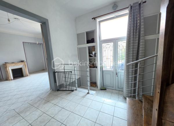 MAISON DE CARACTÈRE, 7 CHAMBRES AVEC JARDIN ET STATIONNEMENT… EN PLEIN CENTRE DE SAINT-QUENTIN !
Trouver une maison offrant autant d'espace tout en restant à quelques pas du cœur de ville, ce n'est pas si courant.
Derrière sa façade, cette maison développe environ 211 m² habitables et propose une configuration particulièrement adaptée à une grande famille.
Le rez-de-chaussée s'organise autour d'une entrée qui donne immédiatement le ton, avec son bel escalier en bois et ses volumes généreux. Vous y trouverez un double séjour traversant, une cuisine avec espace repas, une buanderie ainsi que des toilettes. La véranda, baignée de lumière, constitue une véritable pièce supplémentaire où il fait bon se poser tout en profitant du jardin.
Les deux étages accueillent chacun trois chambres. Le premier dispose d'une salle de bains avec baignoire et douche, tandis que le second bénéficie d'une salle d'eau avec douche. Des toilettes sont présentes à chaque niveau.
Tout en haut, une vaste pièce sous combles vient compléter l'ensemble. Chambre supplémentaire, salle de jeux pour les enfants, espace cinéma, bureau… chacun pourra facilement lui imaginer une utilisation.
Et parce qu'une grande maison mérite aussi de nombreux espaces de rangement, vous disposerez également d'une cave comprenant plusieurs pièces.
Côté extérieur, le jardin permet de profiter des beaux jours tout en restant au cœur de Saint-Quentin.
Autre avantage particulièrement appréciable pour cette localisation : la possibilité de stationner plusieurs véhicules sur la propriété, grâce à un espace couvert complété par un garage.
Une maison qui conviendra aussi bien à une famille nombreuse qu'à des acquéreurs à la recherche de volumes, de chambres et d'une vraie vie de centre-ville.
Vous cherchez de l'espace sans renoncer à la proximité des commerces et des commodités ? Cette maison mérite votre attention.