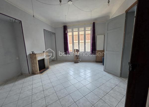 MAISON DE CARACTÈRE, 7 CHAMBRES AVEC JARDIN ET STATIONNEMENT… EN PLEIN CENTRE DE SAINT-QUENTIN !
Trouver une maison offrant autant d'espace tout en restant à quelques pas du cœur de ville, ce n'est pas si courant.
Derrière sa façade, cette maison développe environ 211 m² habitables et propose une configuration particulièrement adaptée à une grande famille.
Le rez-de-chaussée s'organise autour d'une entrée qui donne immédiatement le ton, avec son bel escalier en bois et ses volumes généreux. Vous y trouverez un double séjour traversant, une cuisine avec espace repas, une buanderie ainsi que des toilettes. La véranda, baignée de lumière, constitue une véritable pièce supplémentaire où il fait bon se poser tout en profitant du jardin.
Les deux étages accueillent chacun trois chambres. Le premier dispose d'une salle de bains avec baignoire et douche, tandis que le second bénéficie d'une salle d'eau avec douche. Des toilettes sont présentes à chaque niveau.
Tout en haut, une vaste pièce sous combles vient compléter l'ensemble. Chambre supplémentaire, salle de jeux pour les enfants, espace cinéma, bureau… chacun pourra facilement lui imaginer une utilisation.
Et parce qu'une grande maison mérite aussi de nombreux espaces de rangement, vous disposerez également d'une cave comprenant plusieurs pièces.
Côté extérieur, le jardin permet de profiter des beaux jours tout en restant au cœur de Saint-Quentin.
Autre avantage particulièrement appréciable pour cette localisation : la possibilité de stationner plusieurs véhicules sur la propriété, grâce à un espace couvert complété par un garage.
Une maison qui conviendra aussi bien à une famille nombreuse qu'à des acquéreurs à la recherche de volumes, de chambres et d'une vraie vie de centre-ville.
Vous cherchez de l'espace sans renoncer à la proximité des commerces et des commodités ? Cette maison mérite votre attention.
