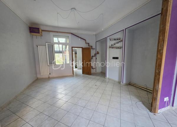 MAISON DE CARACTÈRE, 7 CHAMBRES AVEC JARDIN ET STATIONNEMENT… EN PLEIN CENTRE DE SAINT-QUENTIN !
Trouver une maison offrant autant d'espace tout en restant à quelques pas du cœur de ville, ce n'est pas si courant.
Derrière sa façade, cette maison développe environ 211 m² habitables et propose une configuration particulièrement adaptée à une grande famille.
Le rez-de-chaussée s'organise autour d'une entrée qui donne immédiatement le ton, avec son bel escalier en bois et ses volumes généreux. Vous y trouverez un double séjour traversant, une cuisine avec espace repas, une buanderie ainsi que des toilettes. La véranda, baignée de lumière, constitue une véritable pièce supplémentaire où il fait bon se poser tout en profitant du jardin.
Les deux étages accueillent chacun trois chambres. Le premier dispose d'une salle de bains avec baignoire et douche, tandis que le second bénéficie d'une salle d'eau avec douche. Des toilettes sont présentes à chaque niveau.
Tout en haut, une vaste pièce sous combles vient compléter l'ensemble. Chambre supplémentaire, salle de jeux pour les enfants, espace cinéma, bureau… chacun pourra facilement lui imaginer une utilisation.
Et parce qu'une grande maison mérite aussi de nombreux espaces de rangement, vous disposerez également d'une cave comprenant plusieurs pièces.
Côté extérieur, le jardin permet de profiter des beaux jours tout en restant au cœur de Saint-Quentin.
Autre avantage particulièrement appréciable pour cette localisation : la possibilité de stationner plusieurs véhicules sur la propriété, grâce à un espace couvert complété par un garage.
Une maison qui conviendra aussi bien à une famille nombreuse qu'à des acquéreurs à la recherche de volumes, de chambres et d'une vraie vie de centre-ville.
Vous cherchez de l'espace sans renoncer à la proximité des commerces et des commodités ? Cette maison mérite votre attention.