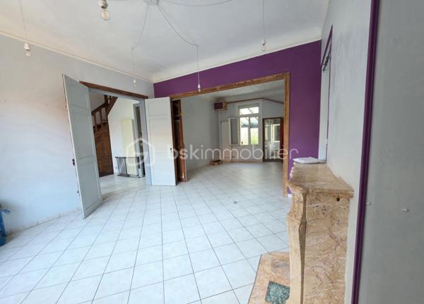 MAISON DE CARACTÈRE, 7 CHAMBRES AVEC JARDIN ET STATIONNEMENT… EN PLEIN CENTRE DE SAINT-QUENTIN !
Trouver une maison offrant autant d'espace tout en restant à quelques pas du cœur de ville, ce n'est pas si courant.
Derrière sa façade, cette maison développe environ 211 m² habitables et propose une configuration particulièrement adaptée à une grande famille.
Le rez-de-chaussée s'organise autour d'une entrée qui donne immédiatement le ton, avec son bel escalier en bois et ses volumes généreux. Vous y trouverez un double séjour traversant, une cuisine avec espace repas, une buanderie ainsi que des toilettes. La véranda, baignée de lumière, constitue une véritable pièce supplémentaire où il fait bon se poser tout en profitant du jardin.
Les deux étages accueillent chacun trois chambres. Le premier dispose d'une salle de bains avec baignoire et douche, tandis que le second bénéficie d'une salle d'eau avec douche. Des toilettes sont présentes à chaque niveau.
Tout en haut, une vaste pièce sous combles vient compléter l'ensemble. Chambre supplémentaire, salle de jeux pour les enfants, espace cinéma, bureau… chacun pourra facilement lui imaginer une utilisation.
Et parce qu'une grande maison mérite aussi de nombreux espaces de rangement, vous disposerez également d'une cave comprenant plusieurs pièces.
Côté extérieur, le jardin permet de profiter des beaux jours tout en restant au cœur de Saint-Quentin.
Autre avantage particulièrement appréciable pour cette localisation : la possibilité de stationner plusieurs véhicules sur la propriété, grâce à un espace couvert complété par un garage.
Une maison qui conviendra aussi bien à une famille nombreuse qu'à des acquéreurs à la recherche de volumes, de chambres et d'une vraie vie de centre-ville.
Vous cherchez de l'espace sans renoncer à la proximité des commerces et des commodités ? Cette maison mérite votre attention.