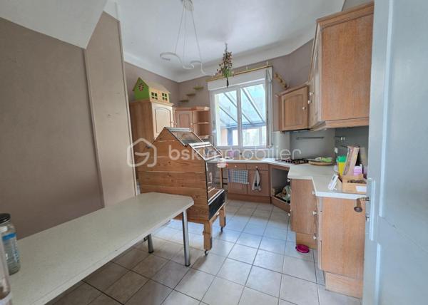 MAISON DE CARACTÈRE, 7 CHAMBRES AVEC JARDIN ET STATIONNEMENT… EN PLEIN CENTRE DE SAINT-QUENTIN !
Trouver une maison offrant autant d'espace tout en restant à quelques pas du cœur de ville, ce n'est pas si courant.
Derrière sa façade, cette maison développe environ 211 m² habitables et propose une configuration particulièrement adaptée à une grande famille.
Le rez-de-chaussée s'organise autour d'une entrée qui donne immédiatement le ton, avec son bel escalier en bois et ses volumes généreux. Vous y trouverez un double séjour traversant, une cuisine avec espace repas, une buanderie ainsi que des toilettes. La véranda, baignée de lumière, constitue une véritable pièce supplémentaire où il fait bon se poser tout en profitant du jardin.
Les deux étages accueillent chacun trois chambres. Le premier dispose d'une salle de bains avec baignoire et douche, tandis que le second bénéficie d'une salle d'eau avec douche. Des toilettes sont présentes à chaque niveau.
Tout en haut, une vaste pièce sous combles vient compléter l'ensemble. Chambre supplémentaire, salle de jeux pour les enfants, espace cinéma, bureau… chacun pourra facilement lui imaginer une utilisation.
Et parce qu'une grande maison mérite aussi de nombreux espaces de rangement, vous disposerez également d'une cave comprenant plusieurs pièces.
Côté extérieur, le jardin permet de profiter des beaux jours tout en restant au cœur de Saint-Quentin.
Autre avantage particulièrement appréciable pour cette localisation : la possibilité de stationner plusieurs véhicules sur la propriété, grâce à un espace couvert complété par un garage.
Une maison qui conviendra aussi bien à une famille nombreuse qu'à des acquéreurs à la recherche de volumes, de chambres et d'une vraie vie de centre-ville.
Vous cherchez de l'espace sans renoncer à la proximité des commerces et des commodités ? Cette maison mérite votre attention.