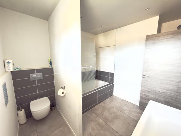 🏡 **À VENDRE – Maison récente avec prestations de qualité**
💰 **Prix : 499 000 €**

📍 Située au calme, en impasse secteur VIGNERAIE reculé du centre ville de Saint-André-de-Sangonis, cette maison construite en 2017 offre environ **150 m² habitables** sur un terrain de **580 m²**.

🎥 vidéo du bien=> https://drive.google.com/file/d/1jIJn81dqI5aLsYacZpgeaCFoZSxj_6nO/view?usp=drive_link
                                  https://drive.google.com/file/d/1PblXlXlei5QqeP83JrzcWW2biRNh20m2/view?usp=drive_link
---

✨ **Les atouts principaux :**

* 🛋️ **Superbe pièce de vie de 65 m²** avec belle hauteur sous plafond et luminosité exceptionnelle
* 🍽️ Cuisine équipée ouverte + arrière-cuisine / buanderie
* 🛏️ **Suite parentale en rez-de-chaussée (30 m²)** avec dressing et salle d’eau privative
* 🚽 WC indépendant
* 🚗 **Garage isolé et carrelé de 32 m²** (possibilité studio indépendant)

---

🛌 **À l’étage :**

* 🌞 2 chambres exposées plein sud avec placards
* 🧸 1 chambre supplémentaire (bureau / salle de jeux actuellement)
* 🛁 Salle de bains avec WC
  ➡️ **Total : 4 chambres**

---

🌴 **Extérieurs & équipements :**

* 🏊 Piscine chauffée (10 m²) avec châssis roulant sécurisé et nage a contre courant
* 🍖 Cuisine d’été conviviale
* 🚲 Abri vélos + abri piscine
* 🌿 Pergola en fer thermolaqué

⚙️ **Confort & performance :**

* ❄️ Climatisation réversible gainable
* ♻️ Chauffe-eau thermodynamique
* 💧 Alimentation en eau par le canal
* 🌐 Fibre optique
* 🔥 Conduit prévu pour poêle ou cheminée

---

✅ **Pourquoi cette maison ?**

* 🆕 Construction récente (2017 – norme RT 2012)
* 📐 Grand espace de vie de 65 m²
* 👨‍👩‍👧 Suite parentale spacieuse au rez-de-chaussée
* 🔧 Garage aménageable (studio possible)
* 🌞 Extérieurs complets et fonctionnels
* 💡 Équipements favorisant les économies d’énergie

---

📍 **Environnement idéal :**

* 🏫 Écoles et collège à moins de 10 min à pied
* 🎓 Lycée à ~10 min (voiture ou bus)
* 🛍️ Commerces et supermarché à proximité
* 🚗 Accès facile aux axes routiers et transports

---

📞 **Contact :**
Pour plus d’informations ou organiser une visite :
**Céline Taormina – 06 35 21 91 15**