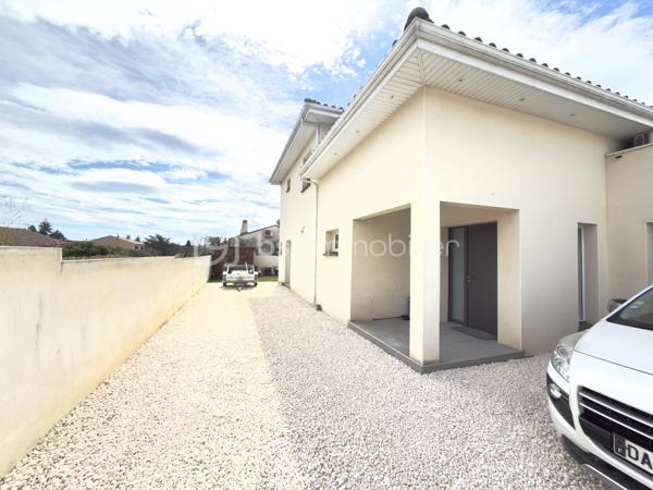 🏡 **À VENDRE – Maison récente avec prestations de qualité**
💰 **Prix : 499 000 €**

📍 Située au calme, en impasse secteur VIGNERAIE reculé du centre ville de Saint-André-de-Sangonis, cette maison construite en 2017 offre environ **150 m² habitables** sur un terrain de **580 m²**.

🎥 vidéo du bien=> https://drive.google.com/file/d/1jIJn81dqI5aLsYacZpgeaCFoZSxj_6nO/view?usp=drive_link
                                  https://drive.google.com/file/d/1PblXlXlei5QqeP83JrzcWW2biRNh20m2/view?usp=drive_link
---

✨ **Les atouts principaux :**

* 🛋️ **Superbe pièce de vie de 65 m²** avec belle hauteur sous plafond et luminosité exceptionnelle
* 🍽️ Cuisine équipée ouverte + arrière-cuisine / buanderie
* 🛏️ **Suite parentale en rez-de-chaussée (30 m²)** avec dressing et salle d’eau privative
* 🚽 WC indépendant
* 🚗 **Garage isolé et carrelé de 32 m²** (possibilité studio indépendant)

---

🛌 **À l’étage :**

* 🌞 2 chambres exposées plein sud avec placards
* 🧸 1 chambre supplémentaire (bureau / salle de jeux actuellement)
* 🛁 Salle de bains avec WC
  ➡️ **Total : 4 chambres**

---

🌴 **Extérieurs & équipements :**

* 🏊 Piscine chauffée (10 m²) avec châssis roulant sécurisé et nage a contre courant
* 🍖 Cuisine d’été conviviale
* 🚲 Abri vélos + abri piscine
* 🌿 Pergola en fer thermolaqué

⚙️ **Confort & performance :**

* ❄️ Climatisation réversible gainable
* ♻️ Chauffe-eau thermodynamique
* 💧 Alimentation en eau par le canal
* 🌐 Fibre optique
* 🔥 Conduit prévu pour poêle ou cheminée

---

✅ **Pourquoi cette maison ?**

* 🆕 Construction récente (2017 – norme RT 2012)
* 📐 Grand espace de vie de 65 m²
* 👨‍👩‍👧 Suite parentale spacieuse au rez-de-chaussée
* 🔧 Garage aménageable (studio possible)
* 🌞 Extérieurs complets et fonctionnels
* 💡 Équipements favorisant les économies d’énergie

---

📍 **Environnement idéal :**

* 🏫 Écoles et collège à moins de 10 min à pied
* 🎓 Lycée à ~10 min (voiture ou bus)
* 🛍️ Commerces et supermarché à proximité
* 🚗 Accès facile aux axes routiers et transports

---

📞 **Contact :**
Pour plus d’informations ou organiser une visite :
**Céline Taormina – 06 35 21 91 15**