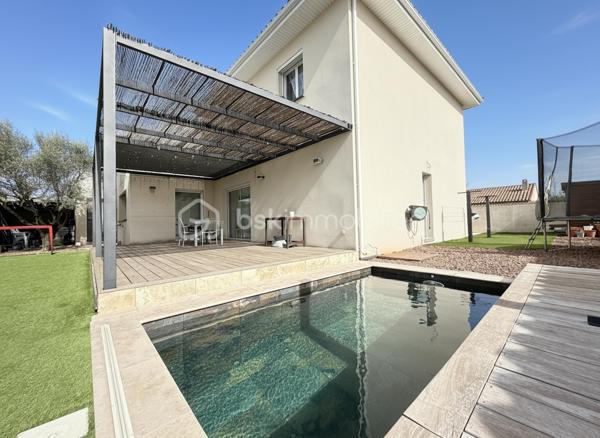 🏡 **À VENDRE – Maison récente avec prestations de qualité**
💰 **Prix : 499 000 €**

📍 Située au calme, en impasse secteur VIGNERAIE reculé du centre ville de Saint-André-de-Sangonis, cette maison construite en 2017 offre environ **150 m² habitables** sur un terrain de **580 m²**.

🎥 vidéo du bien=> https://drive.google.com/file/d/1jIJn81dqI5aLsYacZpgeaCFoZSxj_6nO/view?usp=drive_link
                                  https://drive.google.com/file/d/1PblXlXlei5QqeP83JrzcWW2biRNh20m2/view?usp=drive_link
---

✨ **Les atouts principaux :**

* 🛋️ **Superbe pièce de vie de 65 m²** avec belle hauteur sous plafond et luminosité exceptionnelle
* 🍽️ Cuisine équipée ouverte + arrière-cuisine / buanderie
* 🛏️ **Suite parentale en rez-de-chaussée (30 m²)** avec dressing et salle d’eau privative
* 🚽 WC indépendant
* 🚗 **Garage isolé et carrelé de 32 m²** (possibilité studio indépendant)

---

🛌 **À l’étage :**

* 🌞 2 chambres exposées plein sud avec placards
* 🧸 1 chambre supplémentaire (bureau / salle de jeux actuellement)
* 🛁 Salle de bains avec WC
  ➡️ **Total : 4 chambres**

---

🌴 **Extérieurs & équipements :**

* 🏊 Piscine chauffée (10 m²) avec châssis roulant sécurisé et nage a contre courant
* 🍖 Cuisine d’été conviviale
* 🚲 Abri vélos + abri piscine
* 🌿 Pergola en fer thermolaqué

⚙️ **Confort & performance :**

* ❄️ Climatisation réversible gainable
* ♻️ Chauffe-eau thermodynamique
* 💧 Alimentation en eau par le canal
* 🌐 Fibre optique
* 🔥 Conduit prévu pour poêle ou cheminée

---

✅ **Pourquoi cette maison ?**

* 🆕 Construction récente (2017 – norme RT 2012)
* 📐 Grand espace de vie de 65 m²
* 👨‍👩‍👧 Suite parentale spacieuse au rez-de-chaussée
* 🔧 Garage aménageable (studio possible)
* 🌞 Extérieurs complets et fonctionnels
* 💡 Équipements favorisant les économies d’énergie

---

📍 **Environnement idéal :**

* 🏫 Écoles et collège à moins de 10 min à pied
* 🎓 Lycée à ~10 min (voiture ou bus)
* 🛍️ Commerces et supermarché à proximité
* 🚗 Accès facile aux axes routiers et transports

---

📞 **Contact :**
Pour plus d’informations ou organiser une visite :
**Céline Taormina – 06 35 21 91 15**