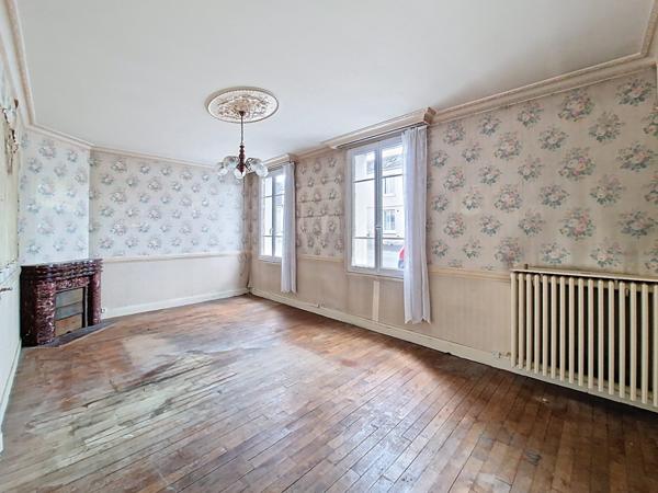 À vendre - Maison mitoyenne 2 côtés, 7 pièces située à Château-la-Vallière (37330)