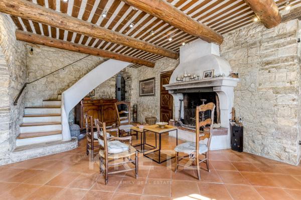 Pierrevert- Parc du Luberon- Ancienne ferme du XIVᵉ siècle entièrement restaurée – Plus de 300 m² au