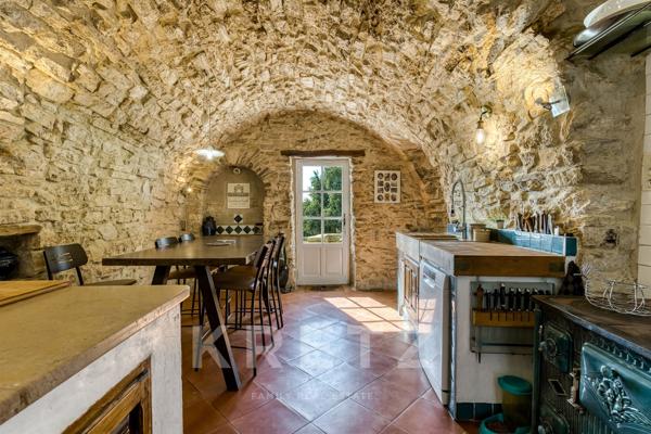 Pierrevert- Parc du Luberon- Ancienne ferme du XIVᵉ siècle entièrement restaurée – Plus de 300 m² au