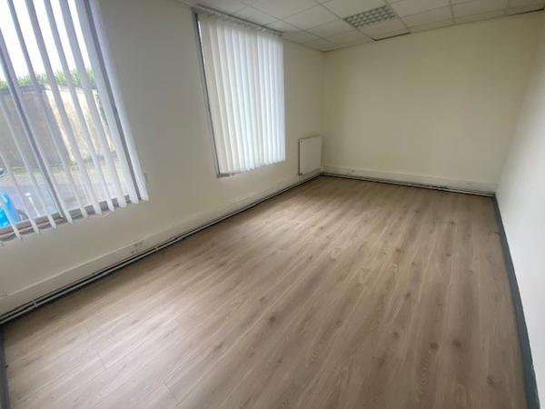 Local Professionnel entièrement rénové - La Glacière