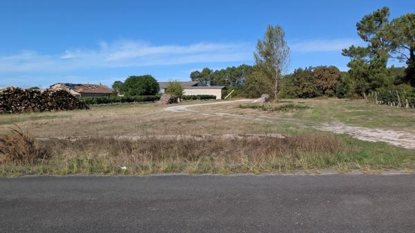 HANGAR 1170 m² PARKING 1600 m² Reignac (33860)