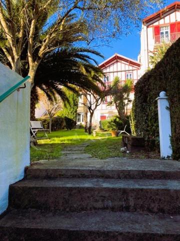 CIBOURE QUARTIER CROIX ROUGE  APPARTEMENT DE 114,32 M² EN REZ-DE-JARDIN AVEC JARDIN PRIVATIF DE 200 M² ET DOUBLE GARAGE FERMÉ