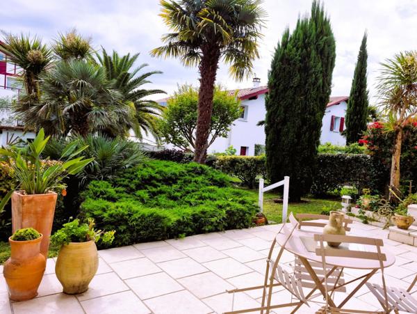 CIBOURE QUARTIER CROIX ROUGE  APPARTEMENT DE 114,32 M² EN REZ-DE-JARDIN AVEC JARDIN PRIVATIF DE 200 M² ET DOUBLE GARAGE FERMÉ