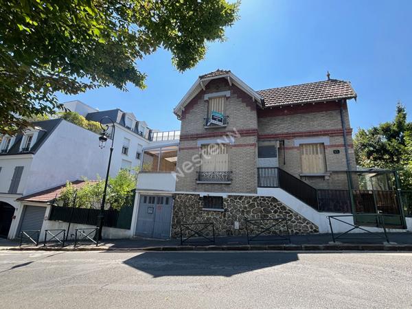 Maison des années 30 en briques avec jardin et garages- Charme et Potentiel sur la colline de Puteaux