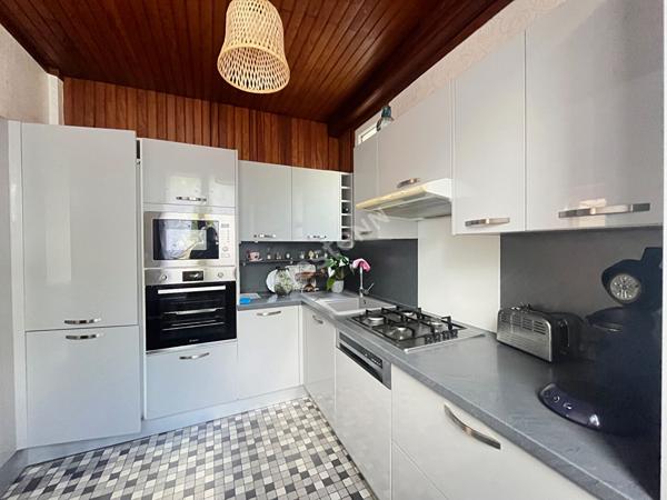 Maison des années 30 en briques avec jardin et garages- Charme et Potentiel sur la colline de Puteaux