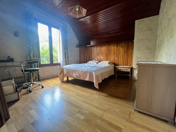 Maison des années 30 en briques avec jardin et garages- Charme et Potentiel sur la colline de Puteaux