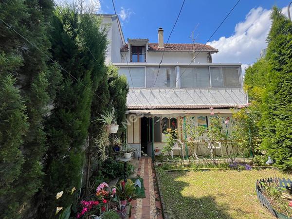 Maison des années 30 en briques avec jardin et garages- Charme et Potentiel sur la colline de Puteaux