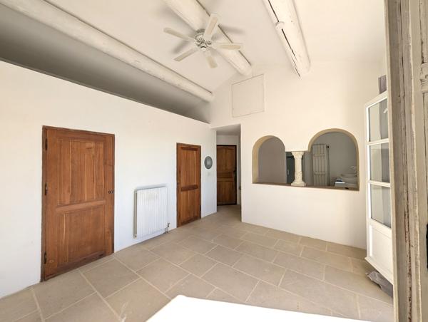 Entraigues-sur-la-Sorgue (84320) Maison atypique