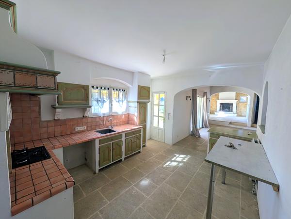 Entraigues-sur-la-Sorgue (84320) Maison atypique