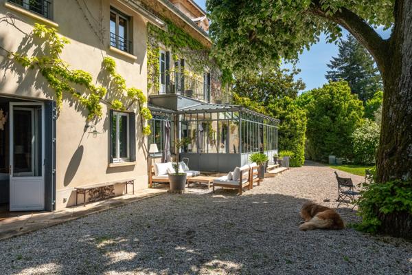 Caluire et Cuire - Propriété datant de 1850 d'environ 410 m² hab - Parc paysagé et bois de 3600 m² - Garage ouvert - pool house - 5 chambres