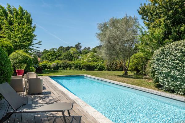 Caluire et Cuire - Propriété datant de 1850 d'environ 410 m² hab - Parc paysagé et bois de 3600 m² - Garage ouvert - pool house - 5 chambres