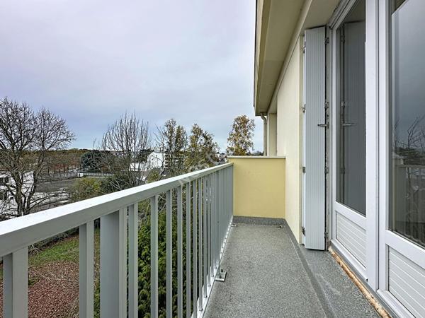 Nantes Bourgeonnière : A VENDRE, Appartement T3 au 4ème et dernier étage, 2 chambres, balcon, cave et parking. Prévoir rafraichissement.