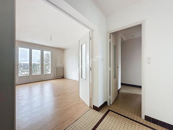 Nantes Bourgeonnière : A VENDRE, Appartement T3 au 4ème et dernier étage, 2 chambres, balcon, cave et parking. Prévoir rafraichissement.