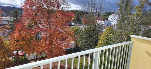 Nantes Bourgeonnière : A VENDRE, Appartement T3 au 4ème et dernier étage, 2 chambres, balcon, cave et parking. Prévoir rafraichissement.