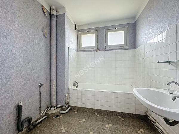 Nantes Bourgeonnière : A VENDRE, Appartement T3 au 4ème et dernier étage, 2 chambres, balcon, cave et parking. Prévoir rafraichissement.