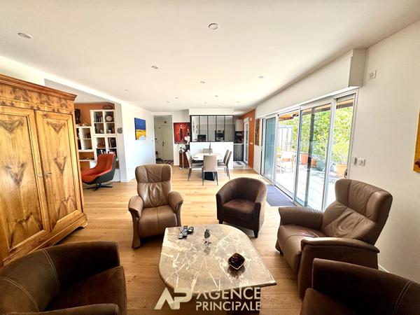 Appartement T3 bis - 110m2 - Dernier étage avec terrasse - Box et parking - La Genette 790 000 € **  - Référence  JH742D2