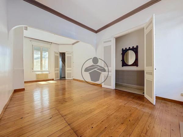 Vente                                                      Maison de ville
                        
                     5 pièces                      110 m2                     à Saint-Quentin