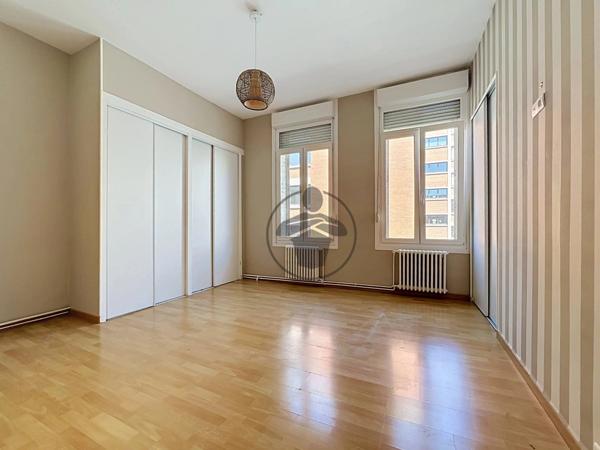 Vente                                                      Maison de ville
                        
                     5 pièces                      110 m2                     à Saint-Quentin