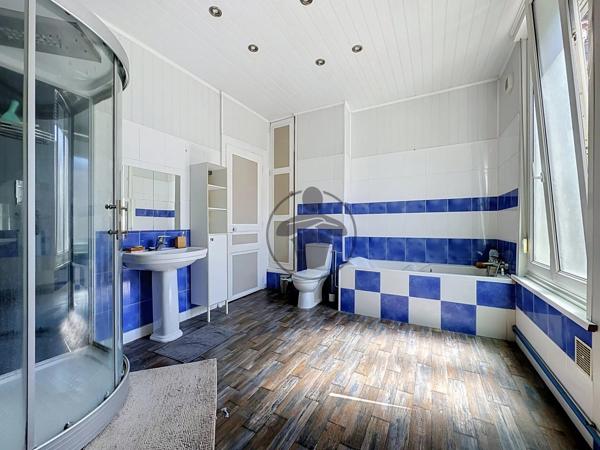 Vente                                                      Maison de ville
                        
                     5 pièces                      110 m2                     à Saint-Quentin