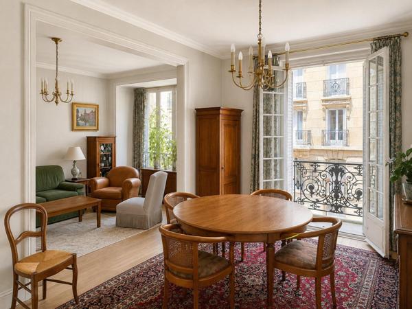 Paris 75015, Montparnasse, 3/4 pièces 82m² au 2e étage d'un immeuble post Haussmannienn,