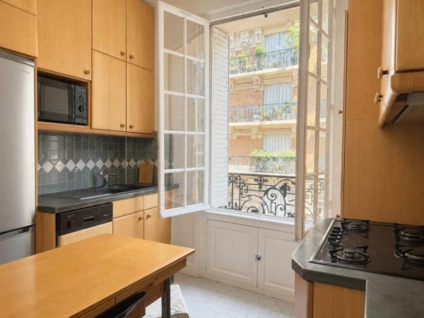 Paris 75015, Montparnasse, 3/4 pièces 82m² au 2e étage d'un immeuble post Haussmannienn,