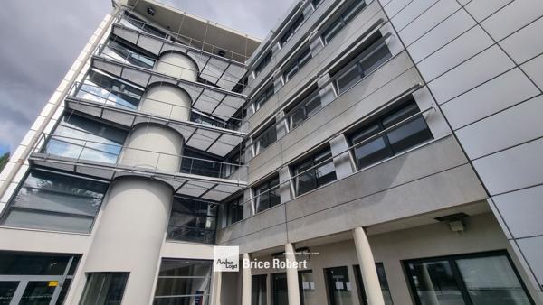 Bureaux à louer à Lyon 8ème dans immeuble restructuré avec parkings sous sol