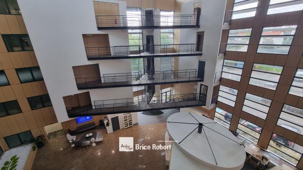 Bureaux à louer à Lyon 8ème dans immeuble restructuré avec parkings sous sol