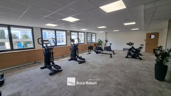 Bureaux à louer à Lyon 8ème dans immeuble restructuré avec parkings sous sol