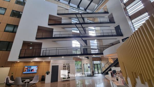 Bureaux à louer à Lyon 8ème dans immeuble restructuré avec parkings sous sol