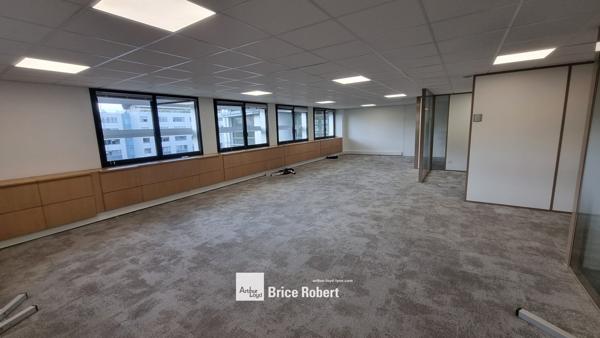 Bureaux à louer à Lyon 8ème dans immeuble restructuré avec parkings sous sol