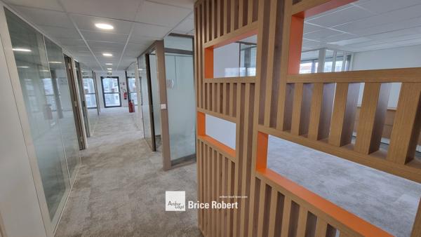 Bureaux à louer à Lyon 8ème dans immeuble restructuré avec parkings sous sol